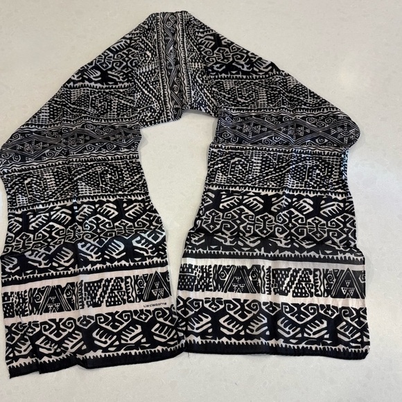 Liz Claiborne Black & White Geometric Scarf - Picture 2 of 6